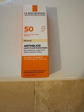 La Roche-Posay Anthelios Mineral Light Fluid Sunscreen SPF 50 - Orange/White